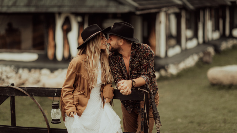 Couple dans un ranch