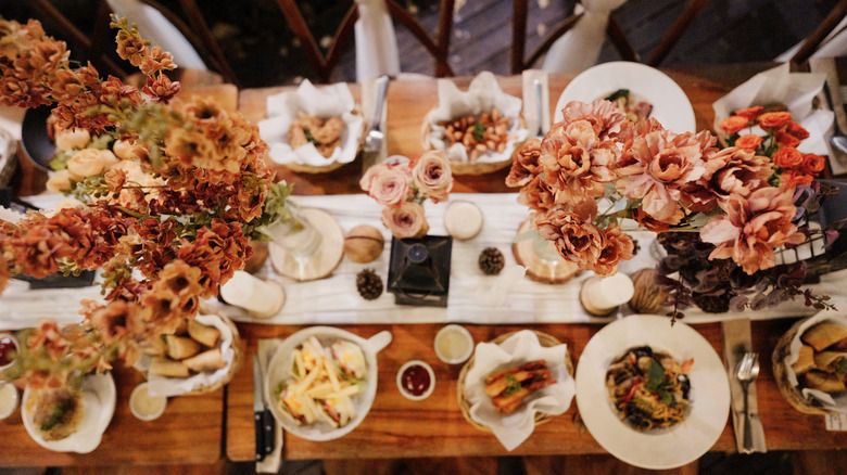 Table dressée avec de la nourriture et des fleurs