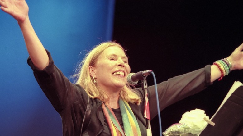 Joni Mitchell chantant lors d'un concert à Central Park New York en 1999