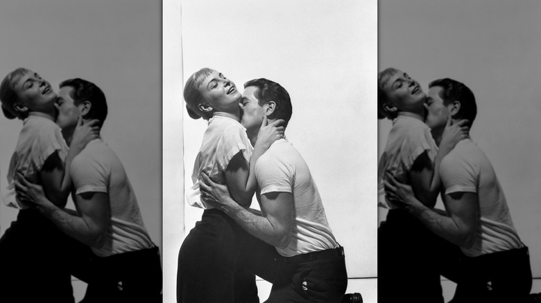Joanne Woodward et Paul Newman s'embrassant passionnément dans 