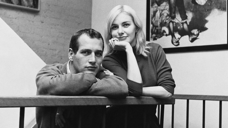 Paul Newman posant sa tête sur ses bras croisés et Joanne Woodward posant le menton dans la main en 1961.