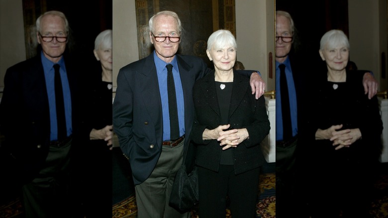 Paul Newman et son épouse Joanne Woodward posant lors d'un événement.