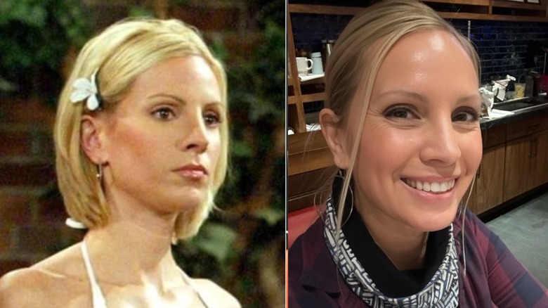 À gauche, Liza Huber porte un haut de bikini blanc avec ses cheveux blonds avec une fleur blanche dans ses cheveux pendant le tournage d'une scène pour 