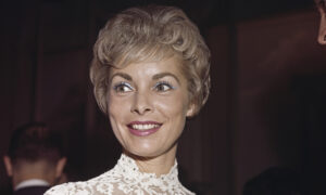 Les cheveux bouclés de la vieille star hollywoodienne Janet Leigh sont parfaits pour que les femmes plus âgées puissent les copier aujourd&rsquo;hui