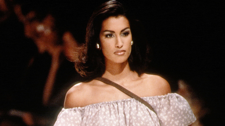 Yasmeen Ghauri défile sur le podium Armani en 1992