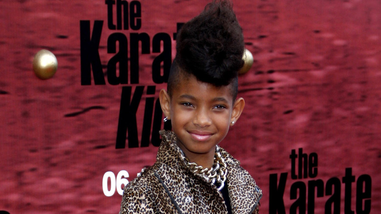 Willow Smith lors d'un événement en 2010 portant une tenue à imprimé animalier avec des cheveux volumineux.