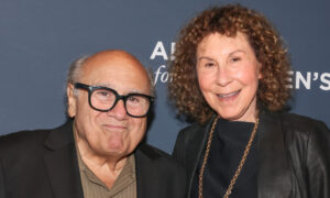 La relation non conventionnelle de Rhea Perlman et Danny DeVito fonctionne pour eux et c&rsquo;est tout ce qui compte