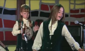 Susan Dey s&rsquo;est moquée de la garde-robe de sa famille Partridge lors d&rsquo;un concert d&rsquo;hébergement SNL dans les années 90