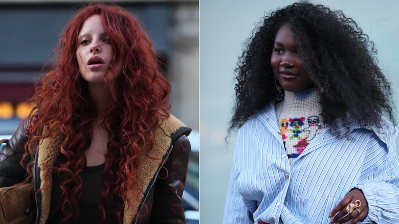 Deux femmes aux longs cheveux bouclés et volumineux