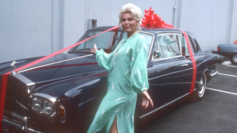 Zsa Zsa Gabor posant avec sa nouvelle Rolls Royce en 1978.