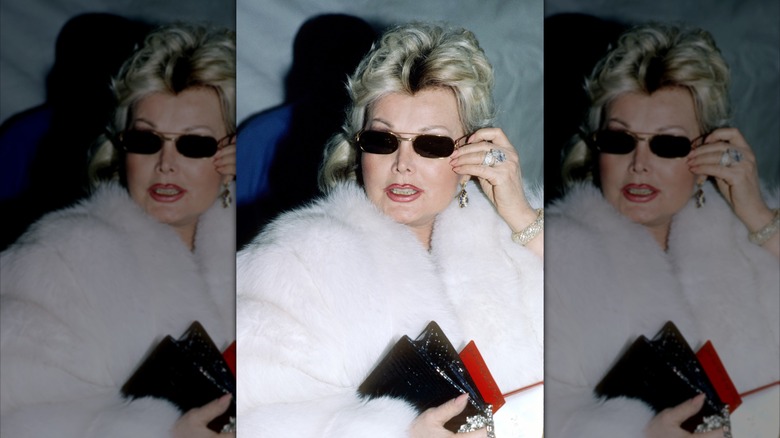 Zsa Zsa Gabor à New York en 1984, portant des lunettes de soleil et un manteau de fourrure blanc.