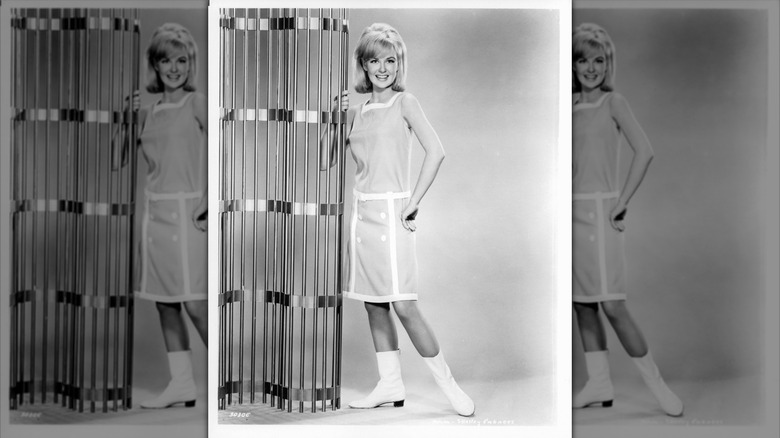 Shelley Fabares posant avec désinvolture dans une photo promotionnelle pour 