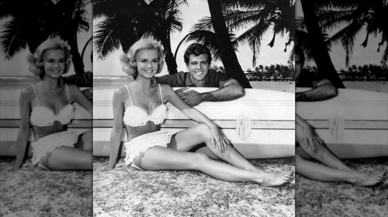 Shelley Fabares en bikini blanc et Fabian posant à côté d'une planche de surf sur une photo promotionnelle pour 