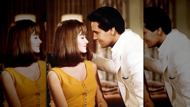 Shelley Fabares porte une robe jaune et Elvis Presley en costume blanc. 