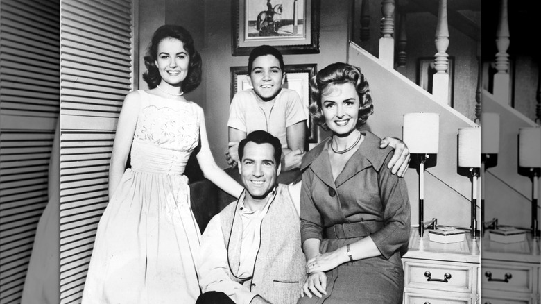 Shelley Fabares en robe légère, Paul Peterson, Carl Betz et Donna Reed pour 