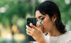 Trucs et astuces qui facilitent l’application de l’eye-liner sur les yeux cagoulés