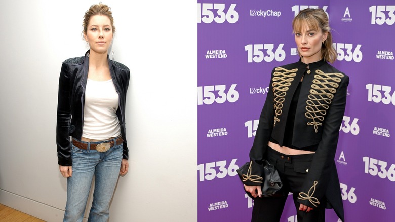 Jessica Biel pose vêtue d'une veste en velours sur un T-shirt blanc et un jean flare à gauche et Margot Robbie pose vêtue d'une veste napoléonienne à droite.