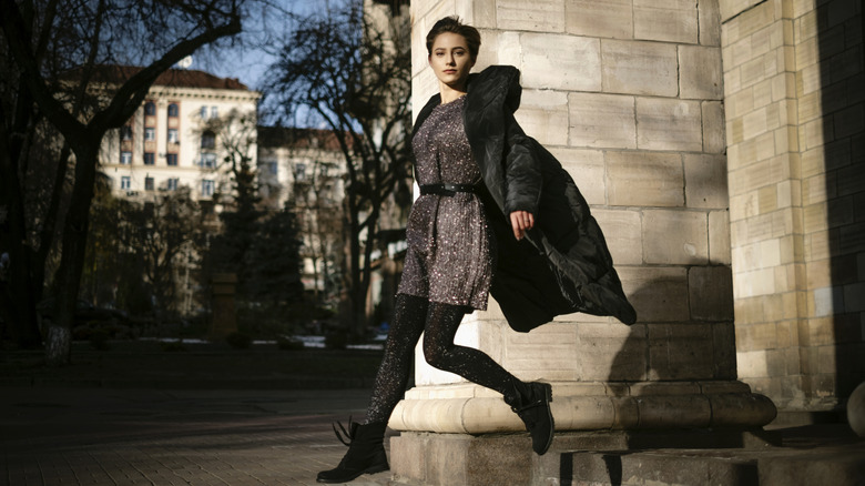 Femme portant une tunique scintillante et des leggings