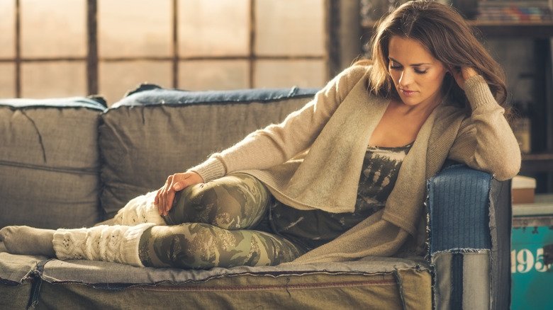 Femme portant un long cardigan et des leggings camouflage