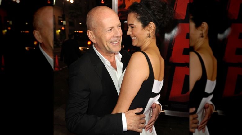 Bruce Willis et sa femme Emma Heming Willis sont vus en train de rire et de s'embrasser ensemble sur le tapis rouge