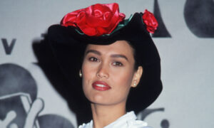 La star des années 90, Tia Carrere, est toujours une telle bombe aujourd&rsquo;hui