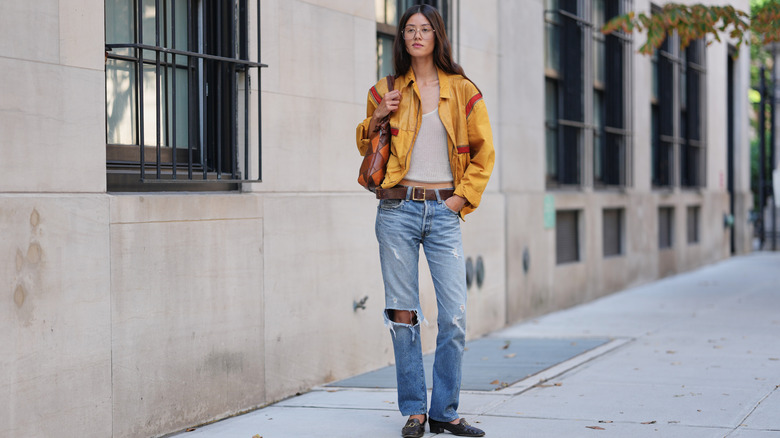 Une femme portant un jean déchiré