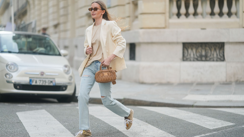 Une femme portant un jean déchiré