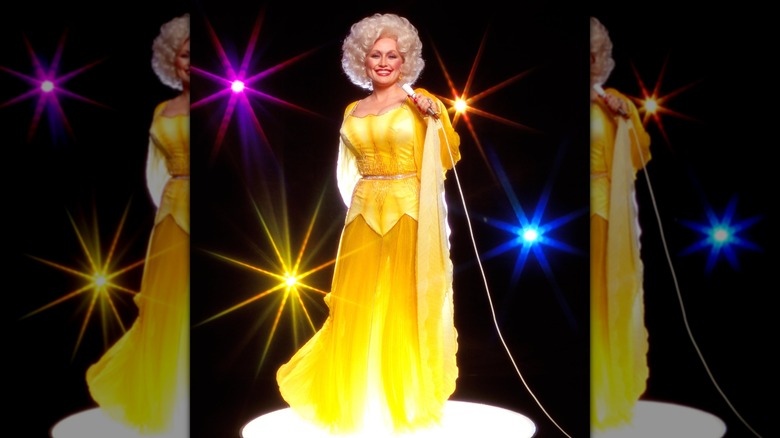 Dolly Parton pose pour un portrait en 1978.
