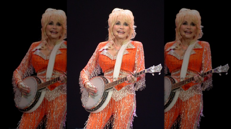 Dolly Parton se produit sur scène pour un bénéfice de la Dolly's Imagination Library 2014.