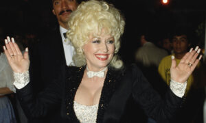 1984 a été la meilleure année capillaire de Dolly Parton et ces photos le prouvent haut la main