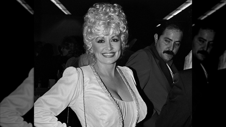 Dolly Parton en 1984 vêtue d'une tenue blanche.