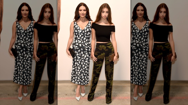 Carys Douglas portant un pantalon camouflage et un haut noir avec Catherine Zeta Jones