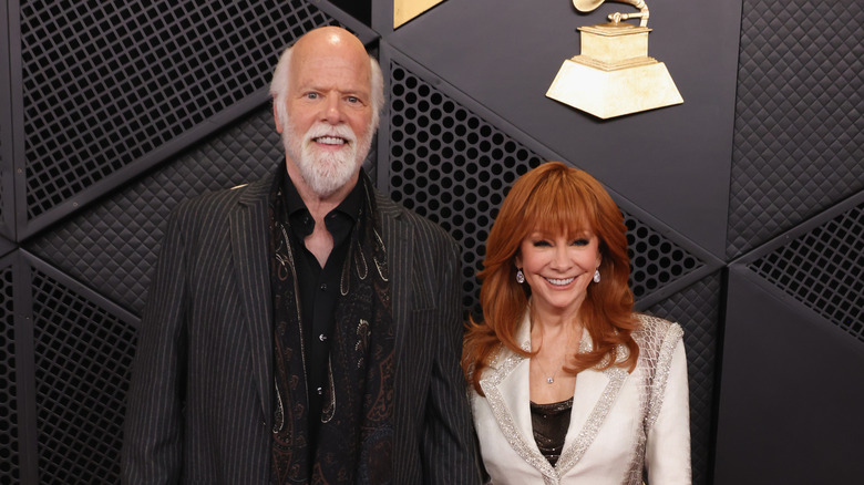 Rex Linn et Reba McEntire assistent à la 68e cérémonie des GRAMMY Awards le 1er février 2026