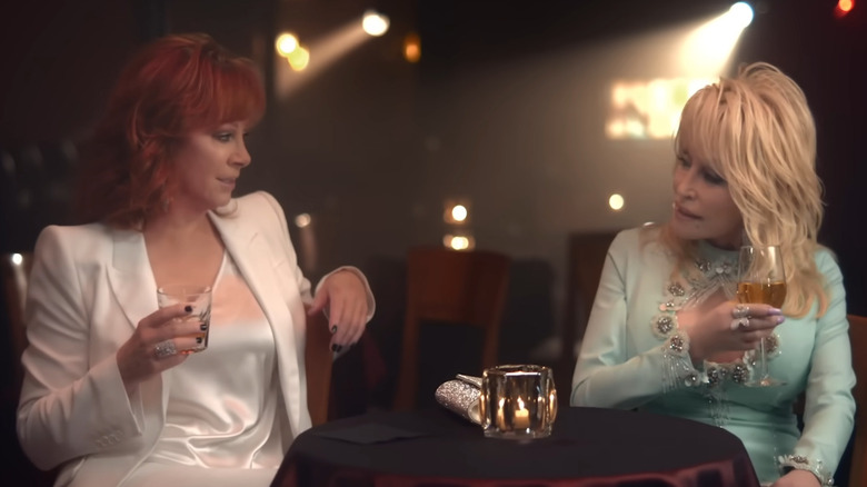 Reba McEntire et Dolly Parton dans le clip de Does He Love You