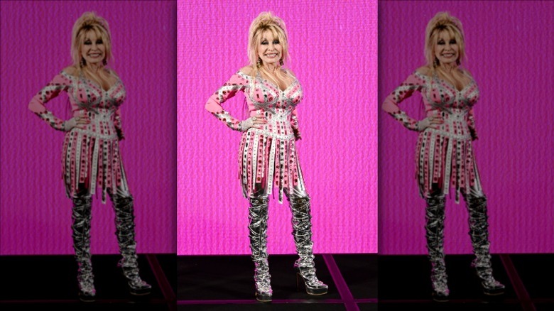 Dolly Parton assiste au Dolly Parton 