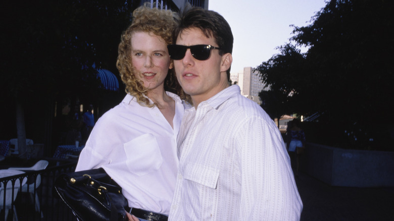 Nicole Kimdan posant avec Tom Cruise en 1990, tous deux vêtus de chemises blanches boutonnées.