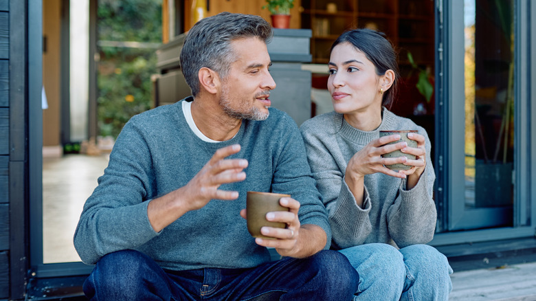 Couple parlant autour d'un café