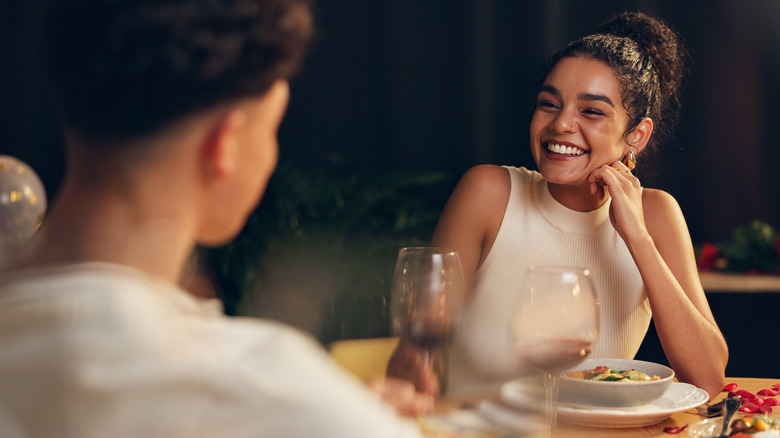Jeune couple en rendez-vous dans un restaurant