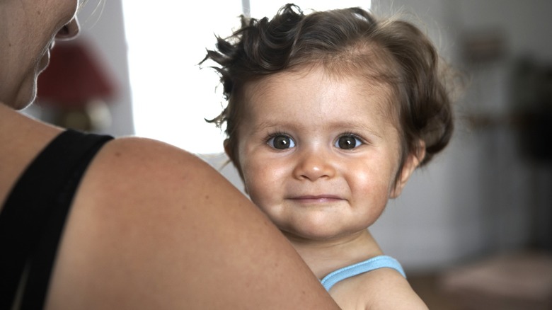 Un bébé souriant et heureux