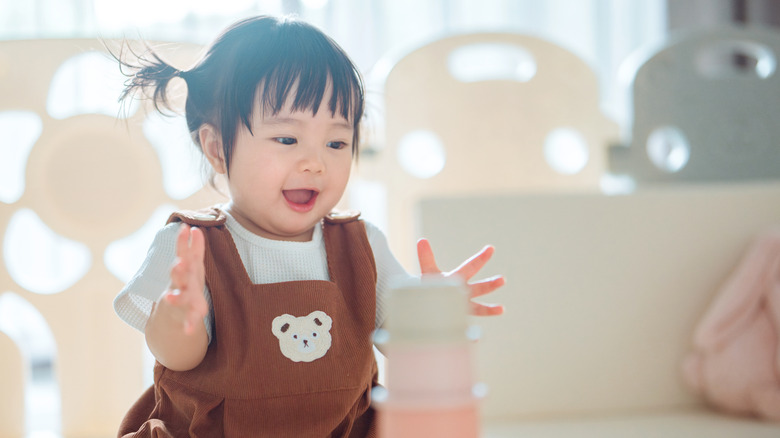 Un bébé heureux jouant avec des jouets