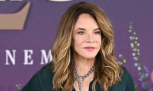 Stockard Channing, 82 ans, étourdit lors d&rsquo;une rare apparition publique et nous donne une grande inspiration capillaire