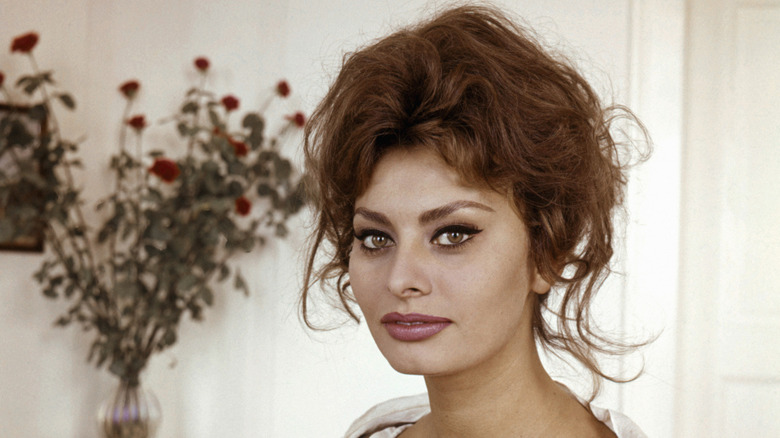 Sophia Loren portant une robe blanche décolletée