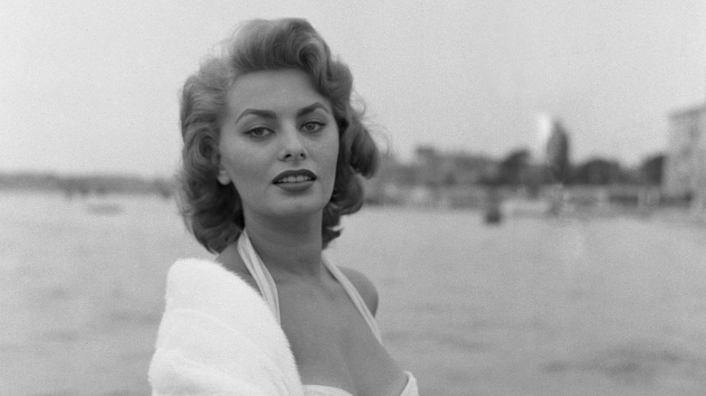 Sophia Loren photographiée sur un bateau-taxi