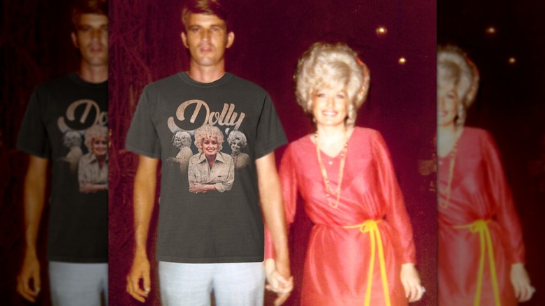 Carl Dean debout côte à côte avec Dolly Parton sur une photo vintage.