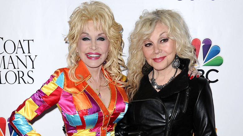 Dolly Parton et sa sœur, Stella Parton, lors d'un événement en 2015.