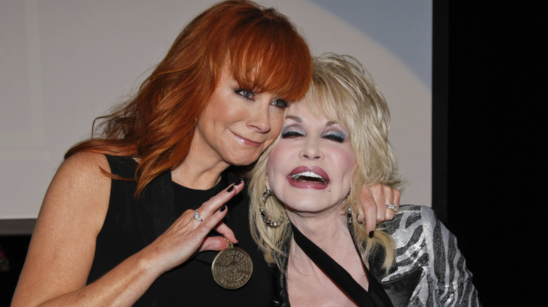 Reba McEntire et Dolly Parton en 2011.