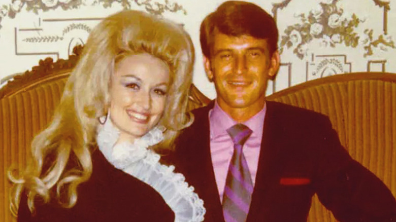 Dolly Parton et Carl Dean ensemble sur un canapé.