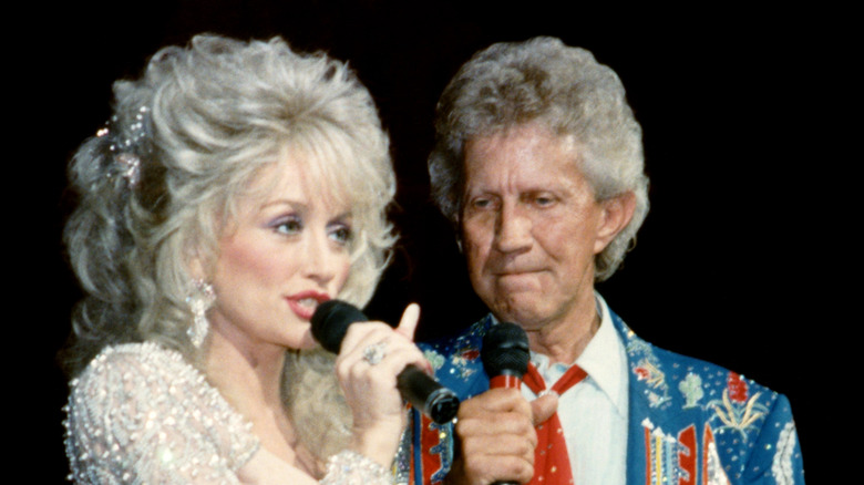 Dolly Parton et Porter Waggoner sur scène ensemble dans les années 1990.