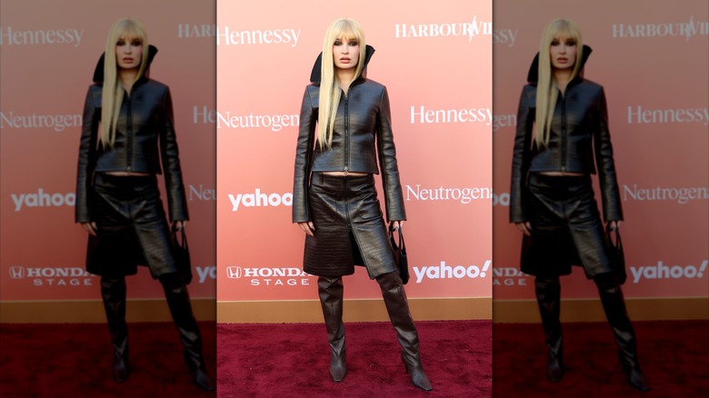 Kim Petras porte des bottes en cuir noir et une jupe assortie à l'événement Billboard Women in Music 2026.