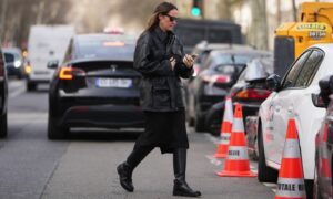Cette tenue tendance jupe et bottes est l’un des looks les plus en vogue de l’automne 2026